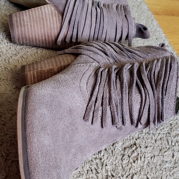 STEVE MADDEN 8.5 SUEDE FRINGE BOOTIES - Picture 3 of 8